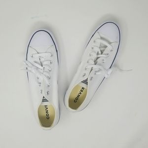 Women's size 8 white low top platform converse chuck taylors